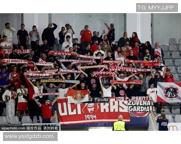 足球明星与球队的精彩瞬间图文展现，尽显绿茵场上的激情与荣耀